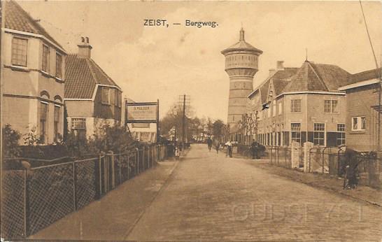 Transvaalwijk0011, Bergweg met Watertoren 1923.jpg - De Bergweg met rechts vergaderlokaal “ Diligentia” (het huidige “Calvijn”), dan de Joubertlaan met op de hoek het “tehuis voor ouden van dagen” van de Hervormde Gemeente en de Watertoren.  Het bejaardentehuis kwam op de plaats waar vanaf 1861 ‘het armenblok’ was geweest. Van 1911 tot 1963 waren ze hier gevestigd en verhuisde naar een nieuwe rusthuis “De Amandelhof” aan de Arnhemse Bovenweg. Het gebouw aan de Bergweg heeft in 1973 plaats gemaakt voor de kerk en de school van de Gereformeerde Gemeente. Links is op de reclamebord is te lezen: B. Mulder, Tuinarchitectuur. Telefoon 173. En was gevestigd hier in 1918 tot 1922. En werd in 1923 opgevolgd door H. Van Tellingen, Bloemist. Opname van 1923.